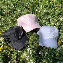 Cargar imagen en el visor de la galería, JOCKEY CAMUFLADO ROSA "GRACE UPON GRACE”