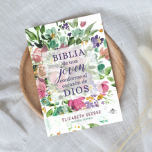 Cargar imagen en el visor de la galería, Biblia "Una joven conforme al corazón de Dios"