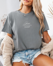 Cargar imagen en el visor de la galería, POLERA ACID WASH GRIS "Jesús la esperanza"