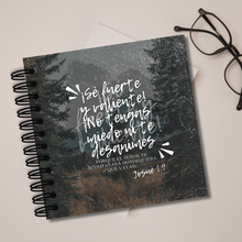 Cargar imagen en el visor de la galería, Devocional "Sé fuerte y Valiente"