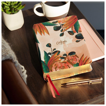 Cargar imagen en el visor de la galería, Biblia Devocional Centrada en Cristo con índice