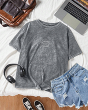 Cargar imagen en el visor de la galería, POLERA ACID WASH GRIS "Jesús la esperanza"
