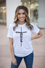 Cargar imagen en el visor de la galería, Polera mujer “Jesús cruz frontal”
