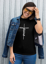 Cargar imagen en el visor de la galería, Polera mujer “Jesús cruz frontal”
